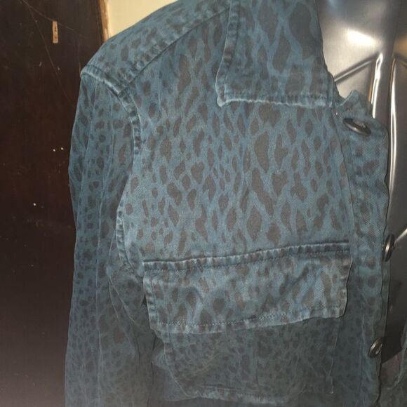 American Eagle blue leopard spot S button down shirt - Picture 2 of 4